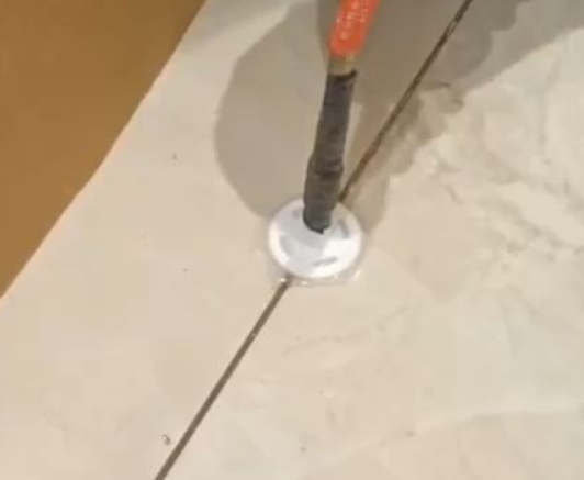 政和瓷砖空鼓维修公司专业解答瓷砖在铺贴过程中，如果没有涂抹均匀到位的粘结材料（如水泥砂浆或瓷砖胶），可能会导致以下问题